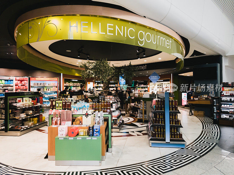 希腊免税商店区与希腊美食商店与不同的希腊产品在雅典国际机场Eleftherios Venizelos